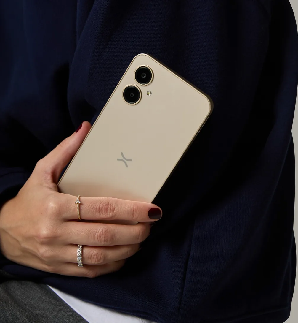 Elde tutulan krem rengi OMIX akıllı telefon